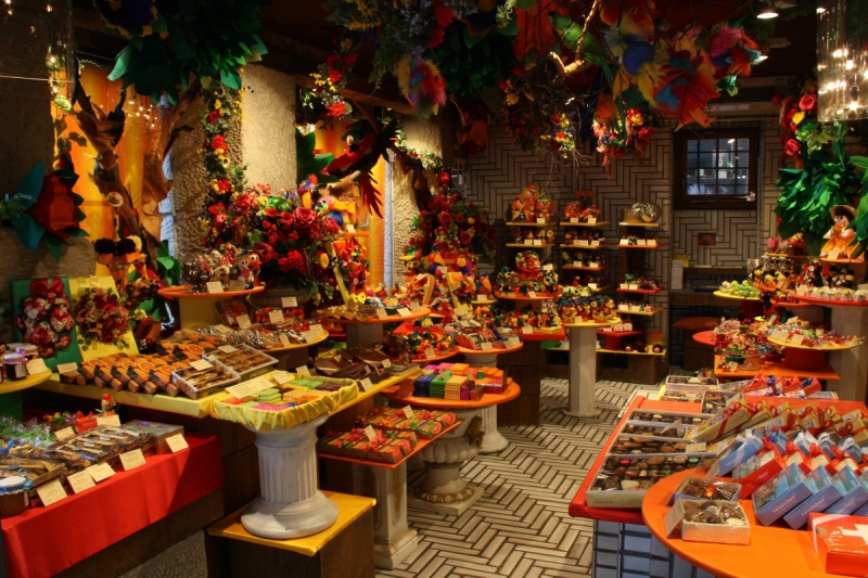 vitrine-VENANSON-min_candy_store_chocolate_shop_chocolate_switzerland-393515