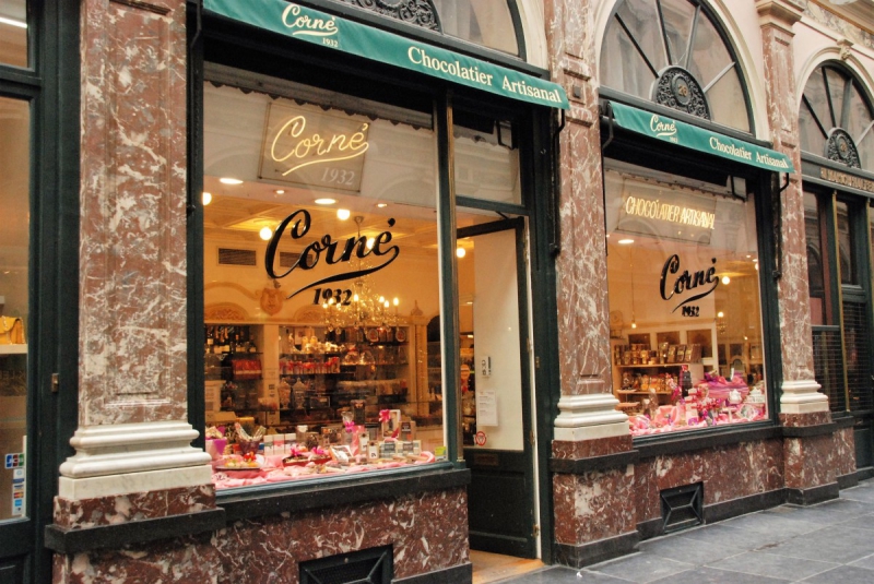 vitrine-VENANSON-min_chocolate_chocolaterie_shop_luxury_chic_gallery_brussels_belgium-558146