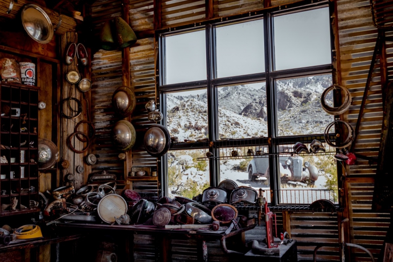 vitrine-VENANSON-min_shop_window_part_junk_abandoned-138873